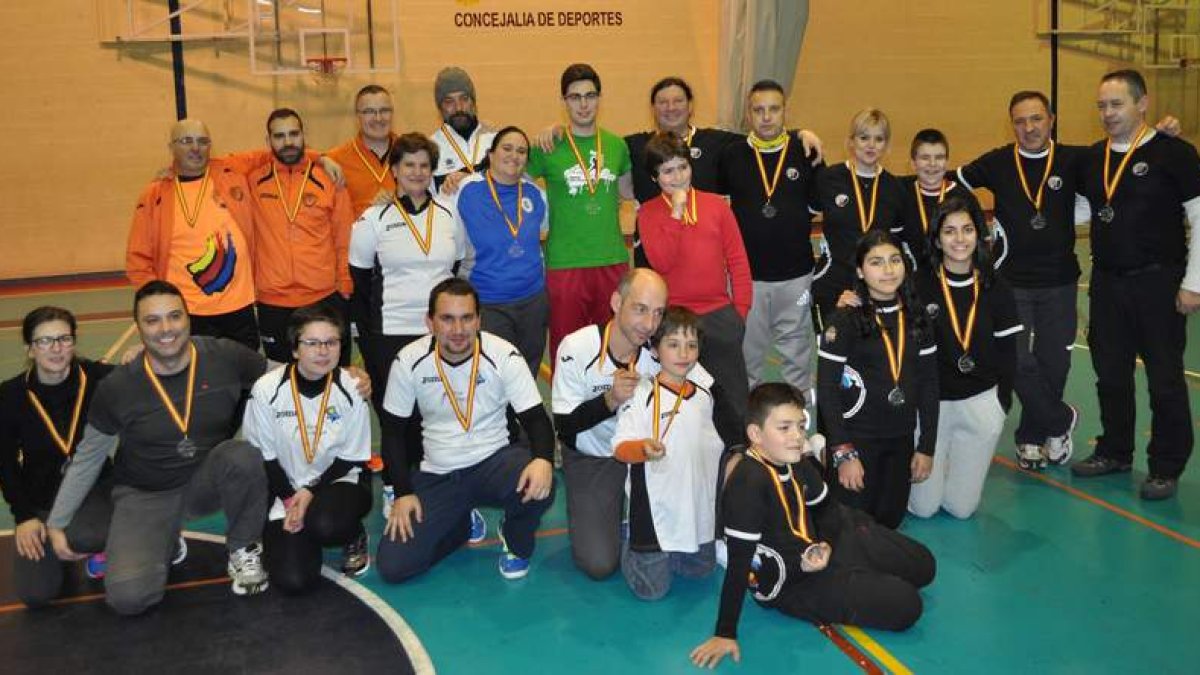 Los ganadores posan con sus medallas tras el provincial. DL