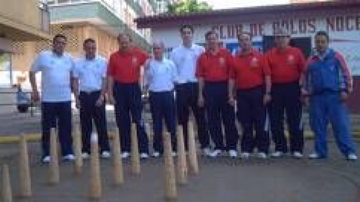 Los jugadores de ambas selecciones junto al árbitro Moisés García