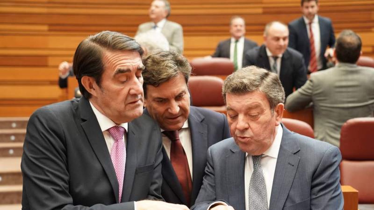 El consejero de Presidencia muestra un whatsapp a sus homólogos Suárez-Quiñones y Fernández Carriedo. DL