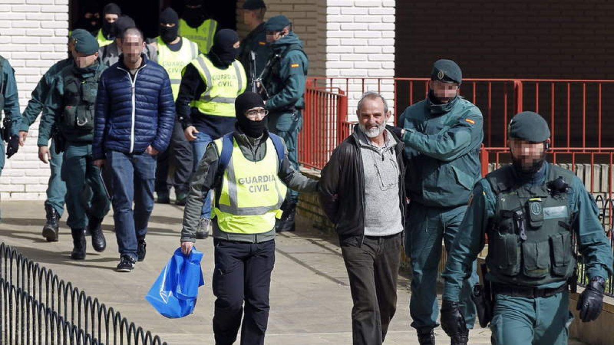 Agentes de la Guardia Civil conducen a Fernando Arburúa tras el registro de su domicilio.