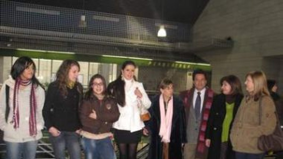 Las becadas recogieron los cheques de mano de las concejalas Aurora Lamas y Teresa Magaz