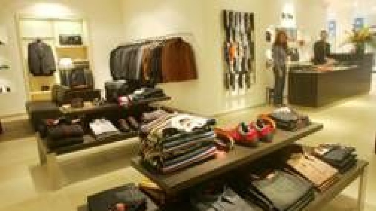 Aspecto del interior de la nueva tienda de moda hombre Domani del grupo Adams