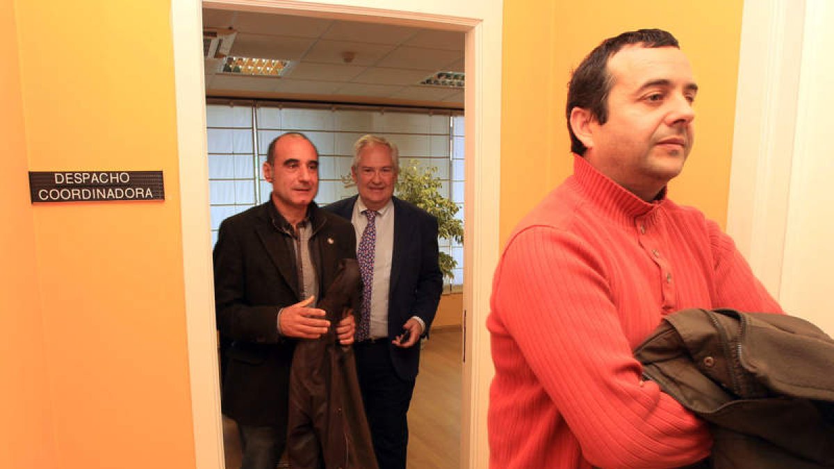 Vicente Mirón y Guillermo García siguen a Ursicino Sánchez a la salida del despacho del delegado.