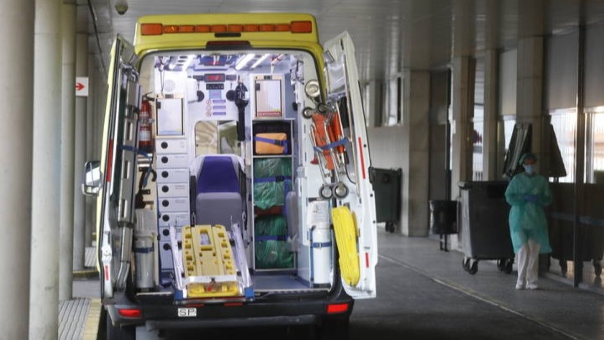 Una ambulancia medicalizada atendió al pequeño. MARCIANO PÉREZ