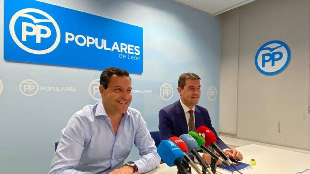 Raúl de la Hoz y Ángel Ibáñez ofrecieron ayer una rueda de prensa en León. RAMIRO