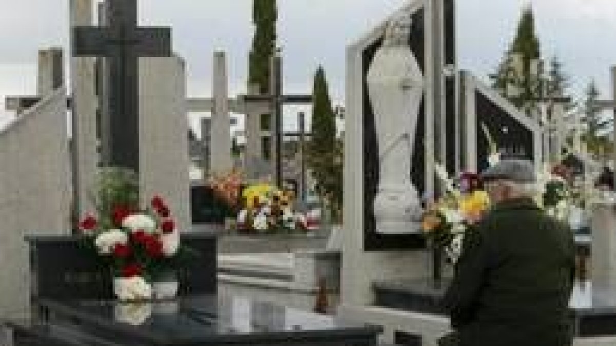 El cementerio de Trobajo recibió un goteo constante de público