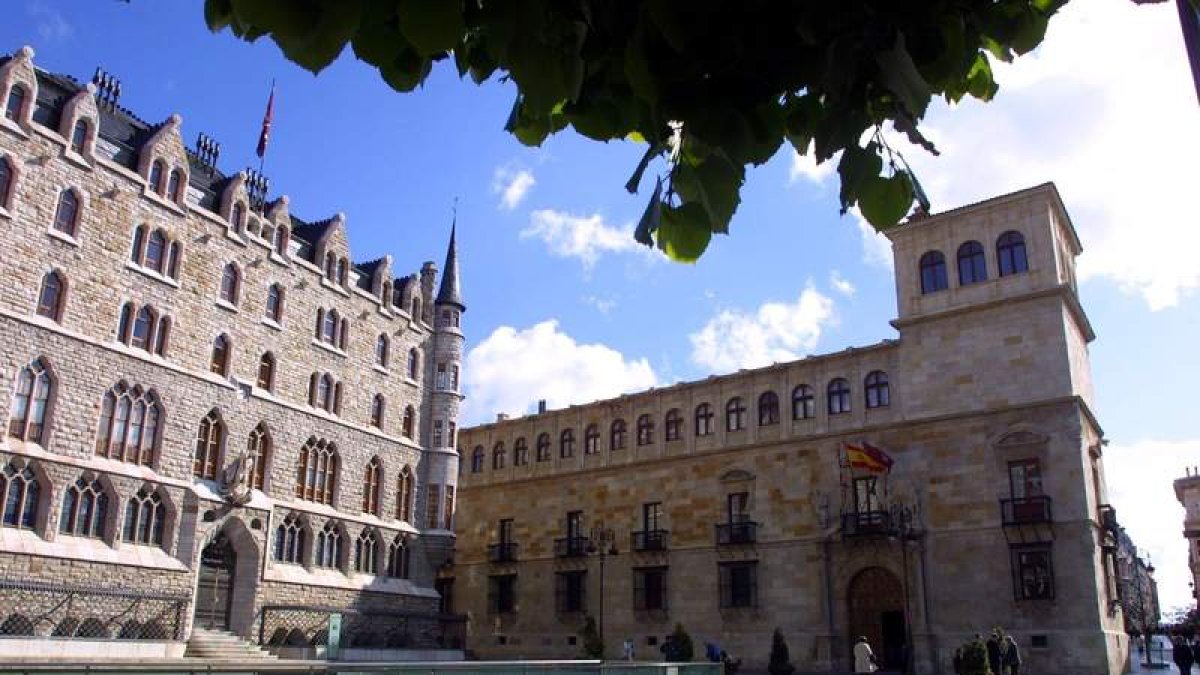 Imagen exterior del Palacio de los Guzmanes, al lado de Botines, sede oficial de la institución provincial. RAMIRO