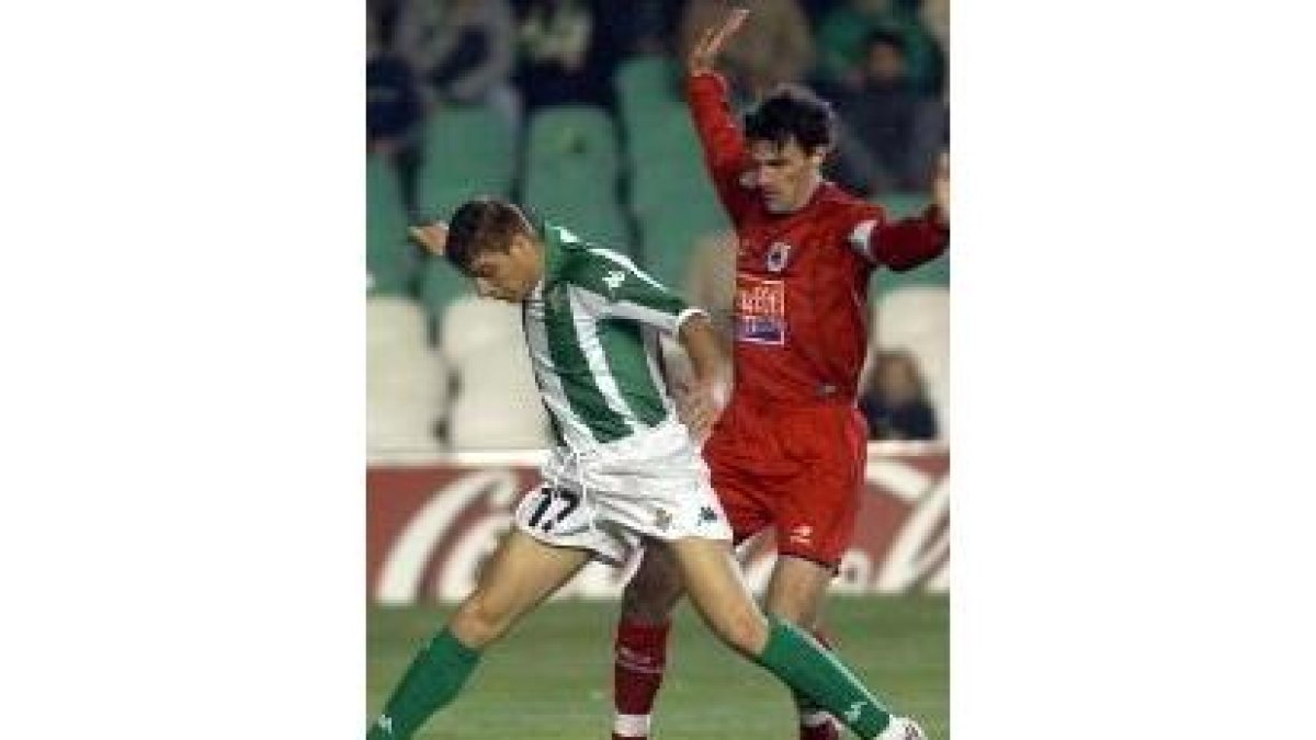 El donostiarra Aranzábal pugna con Joaquín por la posesión del balón