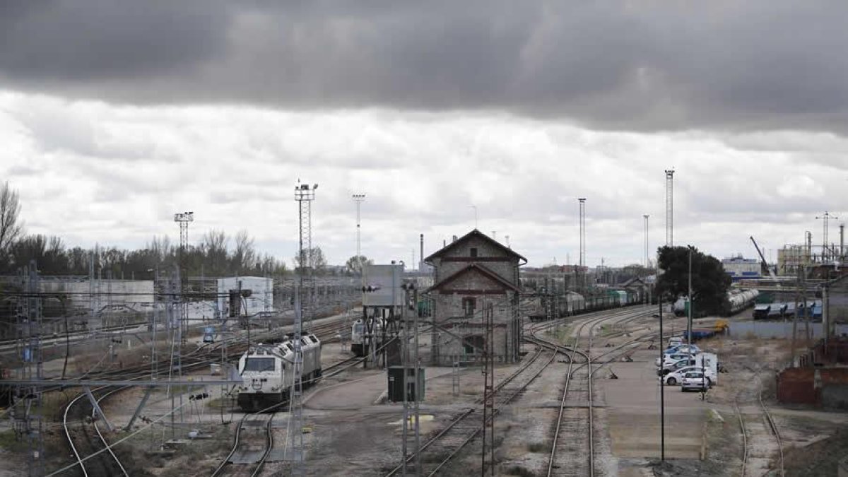 Convoyes de mercancías en la playa ferroviaria del acceso sur a la capital leonesa.