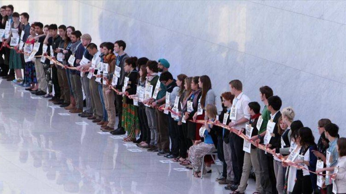 Activistas locales e internacionales demandan medidas urgentes contra el cambio climático durante la cumbre internacional del clima.