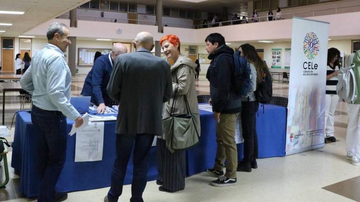 El encuentro se celebra en la Facultad de Filosofía y Letras. DL