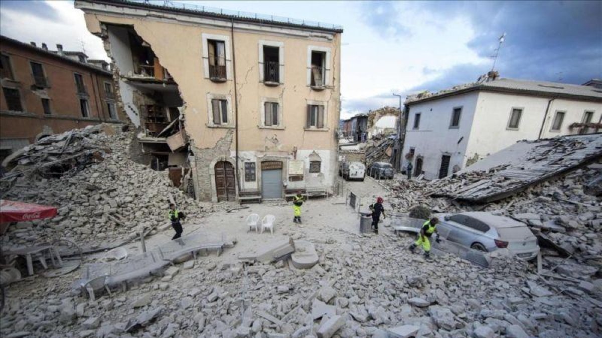 Un edificio destrozado tras el terremoto en Amatrice.