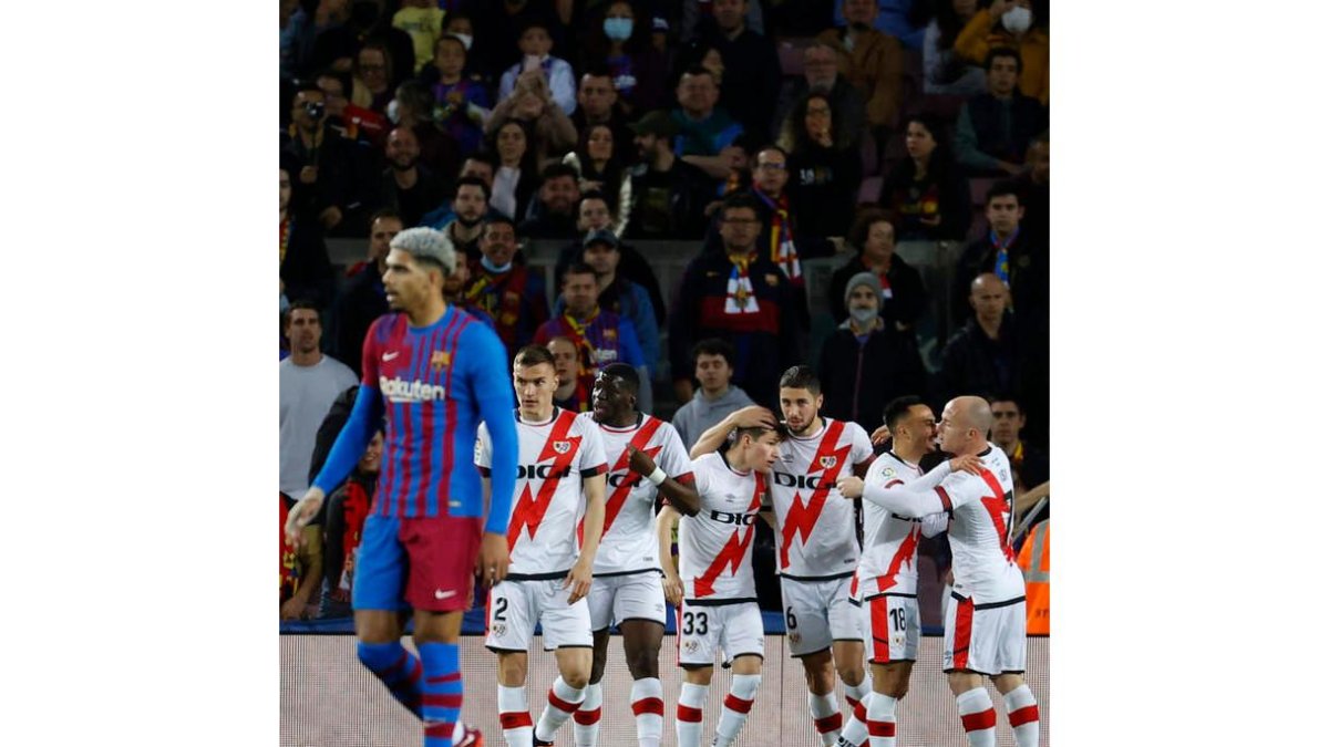 El Rayo celebra el gol que le dio el triunfo en Barcelona. T. ALBIR