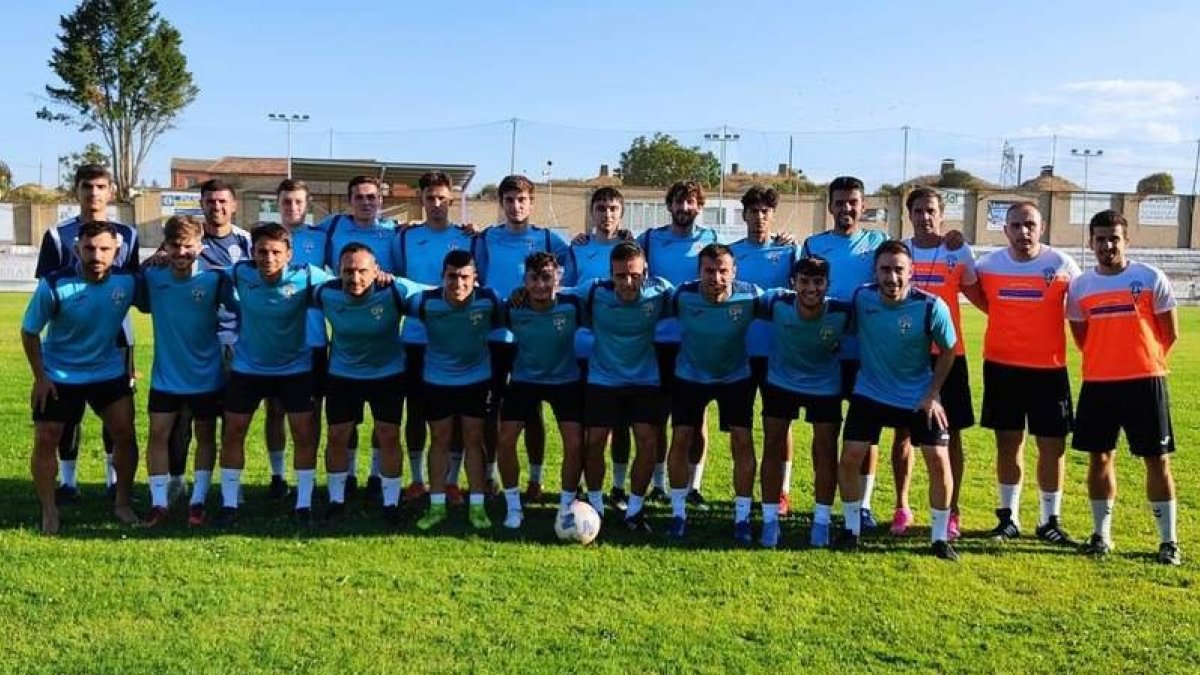El equipo bañezano comenzó su preparación en busca del ascenso de categoría. LA BAÑEZA FC