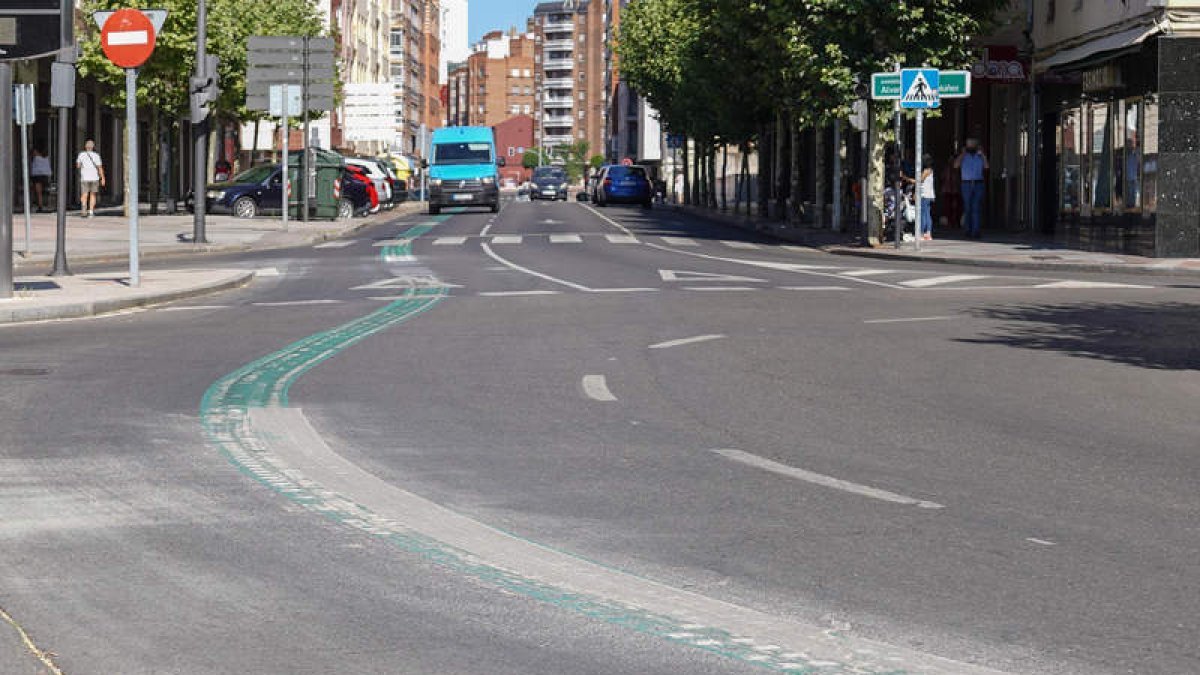 Los primeros tramos de línea verde con botones empezaron a borrarse ayer. MIGUEL F. B.