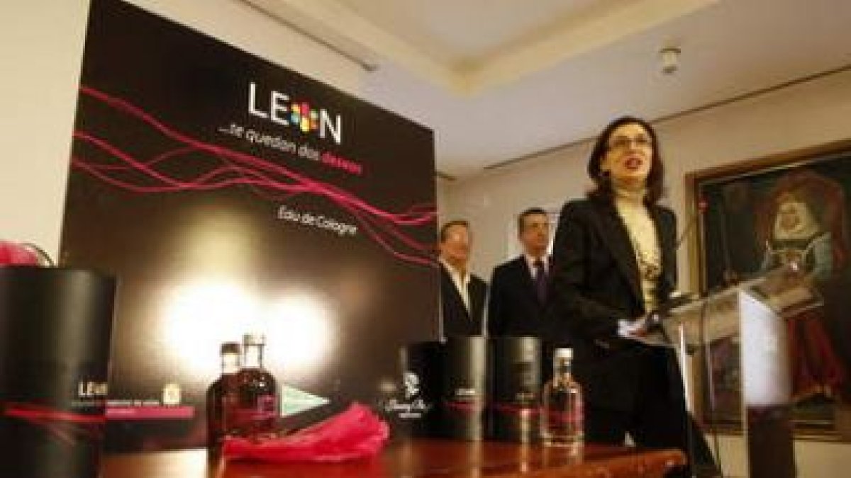 Travesí presentó el perfume ante Jimmy Boyd, al fondo de la foto