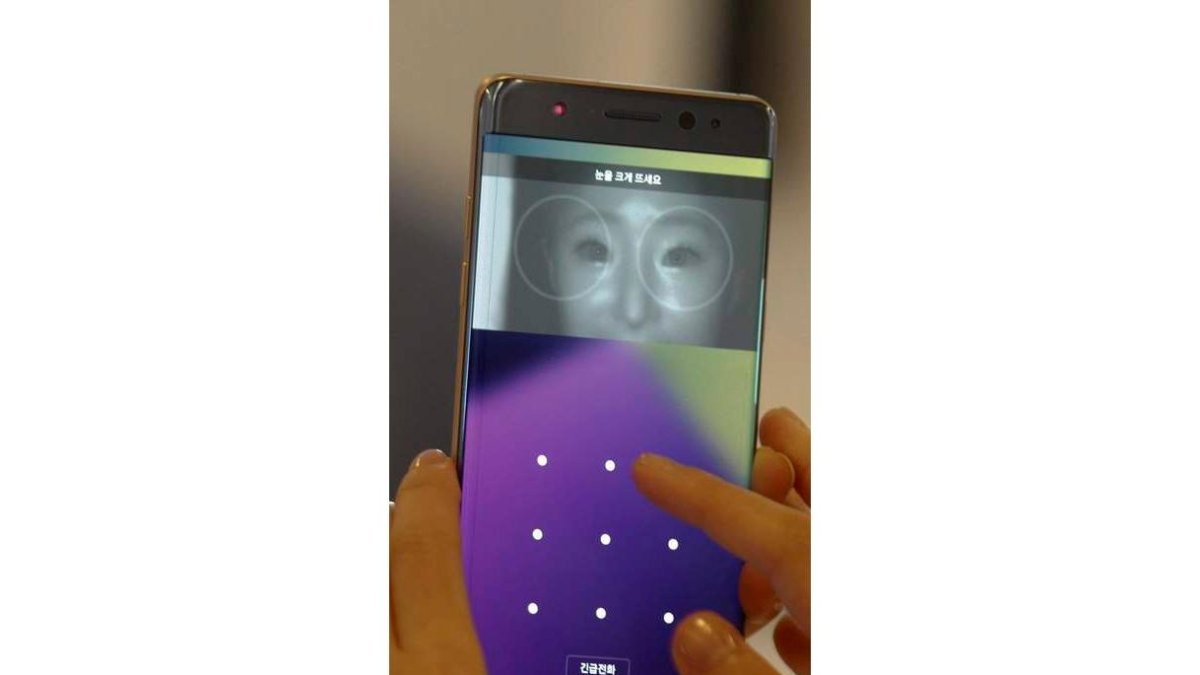 Móvil de Samsung con lector de iris. KIM HEE-CHUL