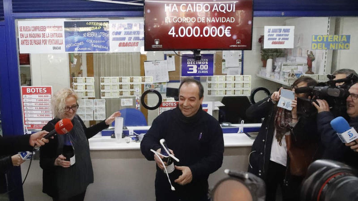Los propietarios de la administración del Paseo de la Esperanza, número 4, en Madrid, celebran la venta íntegra del Gordo. J.C. HIDALGO