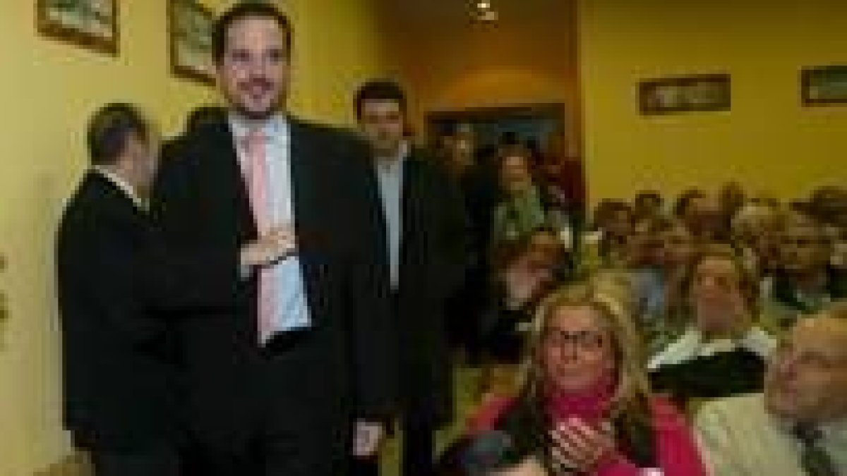 El público abarrotó el auditorio para escuchar a Carlos Iturgaiz