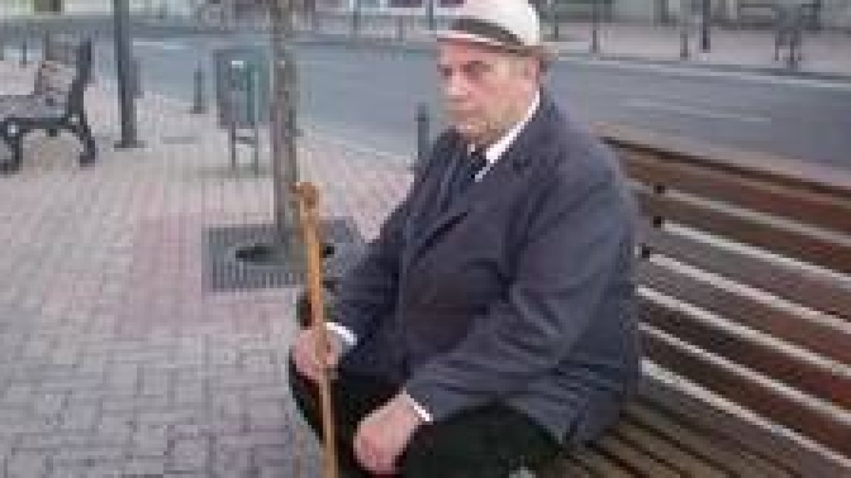 Ignacio Jiménez Bermúdez posa en la plaza de La Robla, donde ya era responsable del pueblo gitano