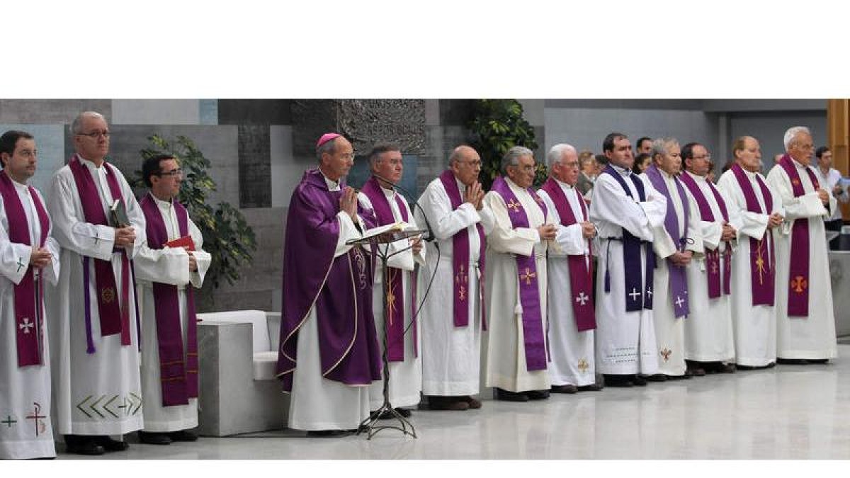 El obispo de Astorga, Camilo Lorenzo, rodeado de sacerdotes bercianos.