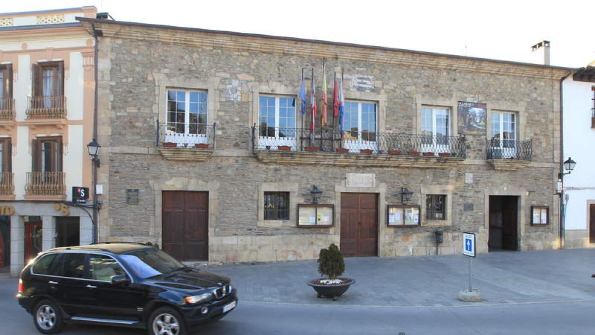 El centenario Teatro Villafranquino es uno de los edificios emblemáticos de la villa del Burbia.