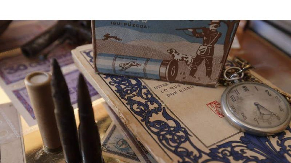 Balas, documentos, el reloj con la fecha de la República grabada, una pistola y el plato de un guerrillero del Frente Norte. RAMIRO