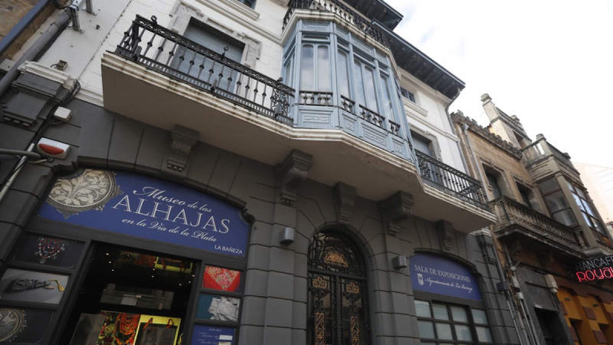 La Casa de la Poesía, con el legado de Colinas, ocupará el segundo piso de este edificio. JESÚS F. SALVADORES