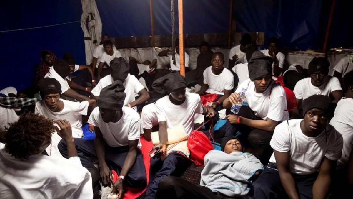 Parte de los inmigrantes del Aquarius, el domingo.