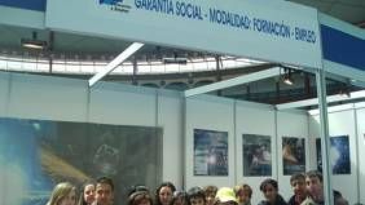 La concejala Pilar Reguero con los alumnos de Villaquilambre