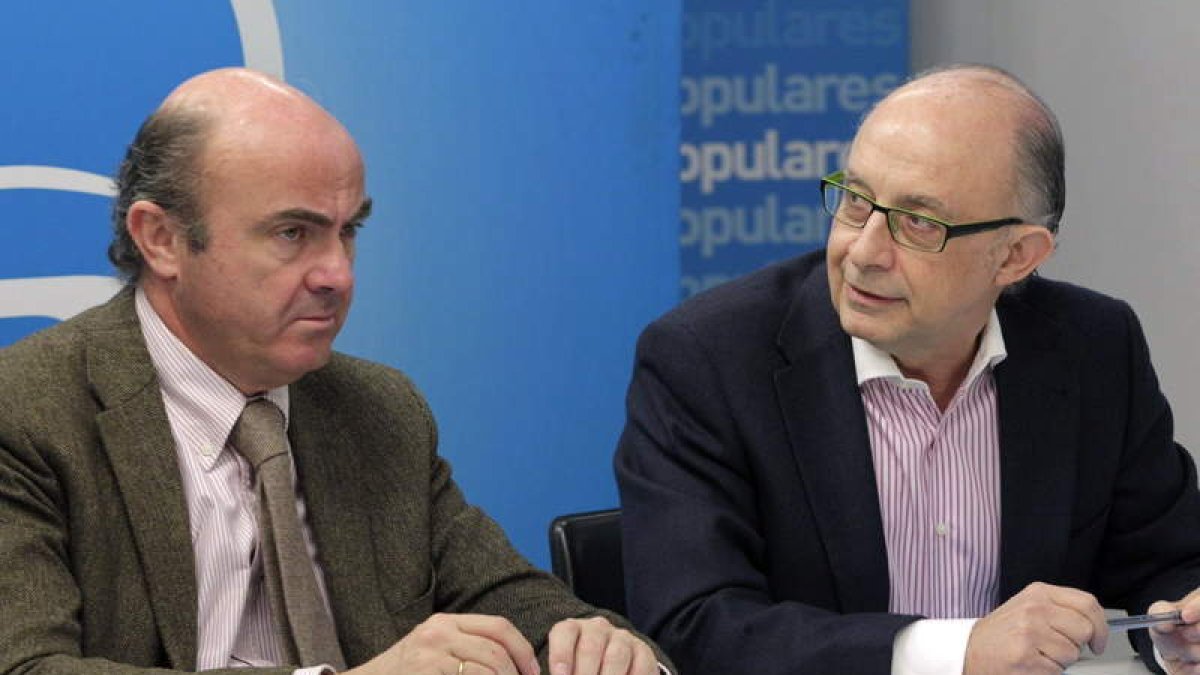 Los ministros de Economía, Luis de Guindos, y Hacienda, Cristóbal Montoro.