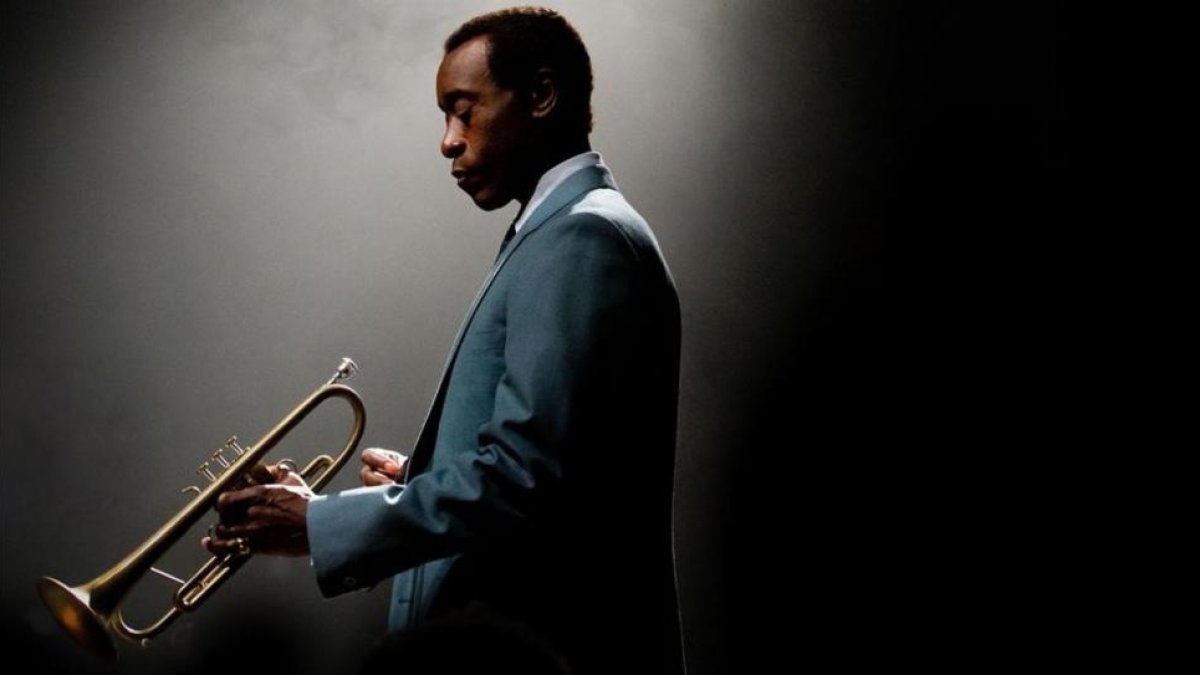 Don Cheadle, caracterizado de Miles Davis en el 'biopic' sobre el trompetista.