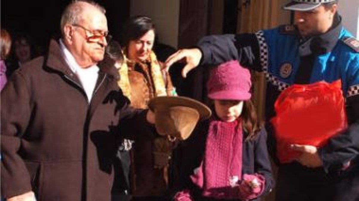 A la salida de la iglesia se repartieron almendras garrapiñadas entre los feligreses.