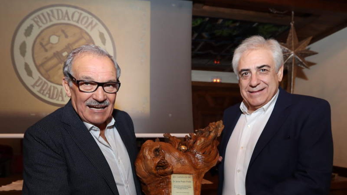 José Luis Prada entregó ayer el premio al empresario de Tvitec Javier Prado. L. DE LA MATA