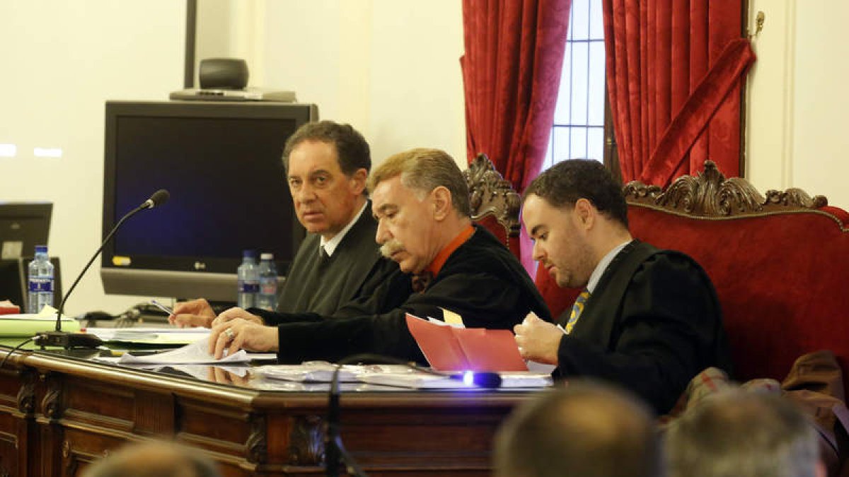 El Ministerio Fiscal, Marcos García Montes y Marcos García Ortega, en la sala. DL