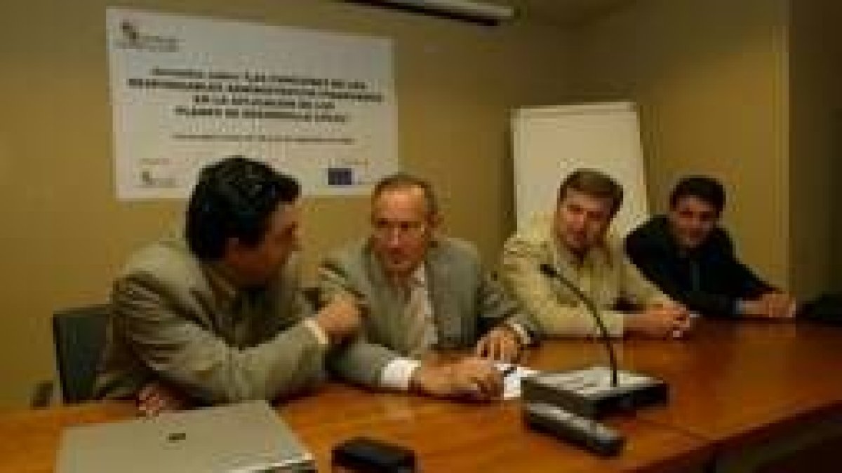 En la foto, José Luis Ramón (izquierda) conversa con Edmundo Bayón, Raúl Valcarce y Fidentino Reyero