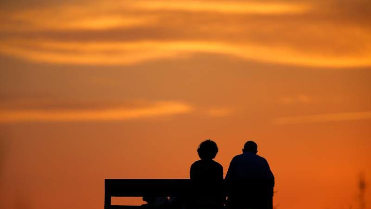 Dos jubilados disfrutan de un atardecer de verano. MANUEL LORENZO