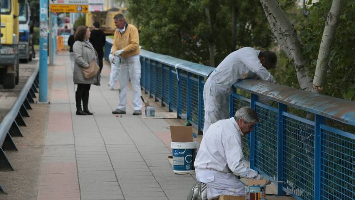 Operarios del Ayuntamiento acondicionando uno de los puentes de la ciudad