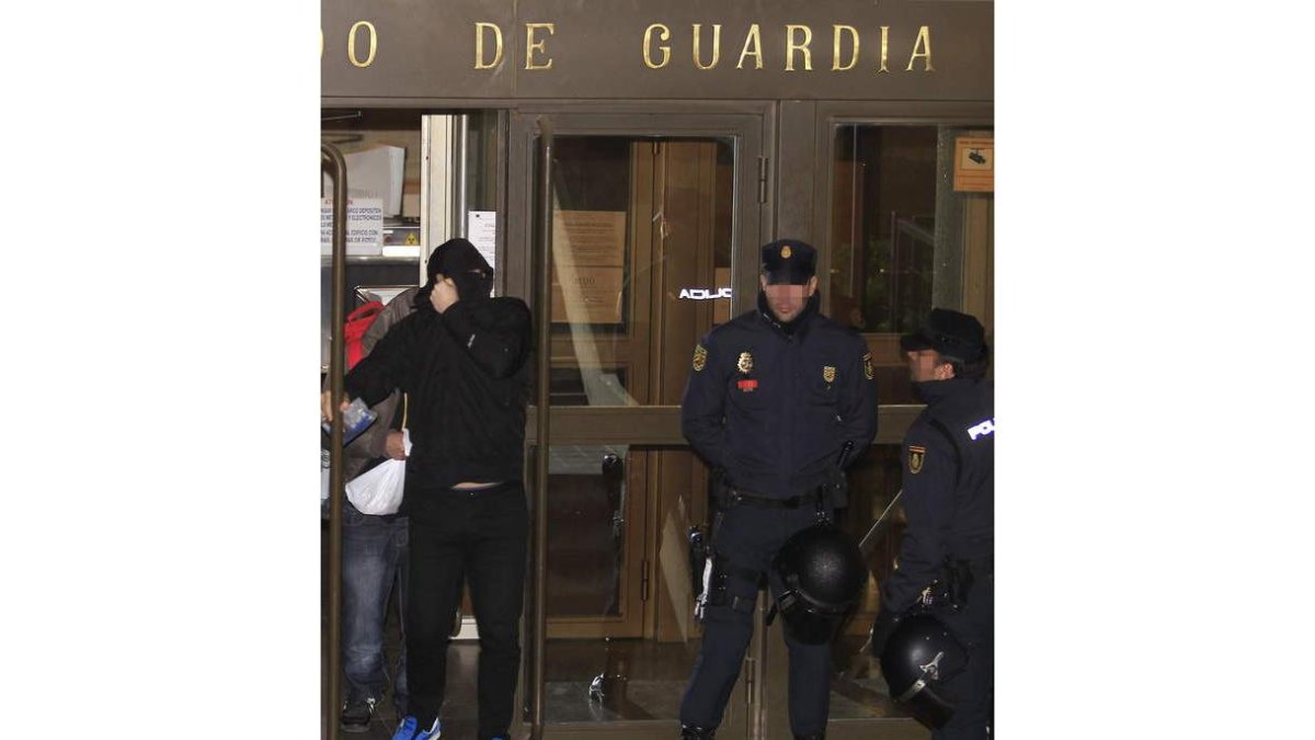Detenidos tras la reyerta entre radicales del Atlético y del Dépor.