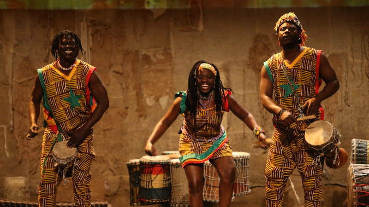 Miembros del grupo Djilandiang, ayer en el escenario del Teatro Bergidum