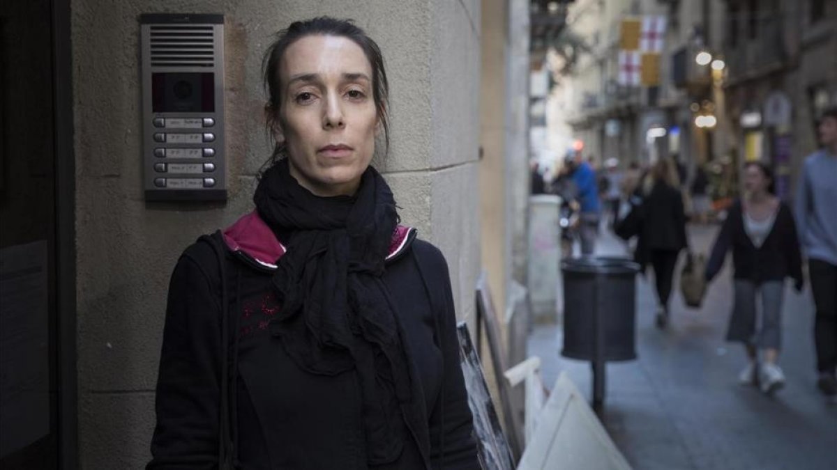 Zaida Elena, en el portal de la que durante ocho años ha sido su casa, en el carrer Rec Comtal de Barcelona.