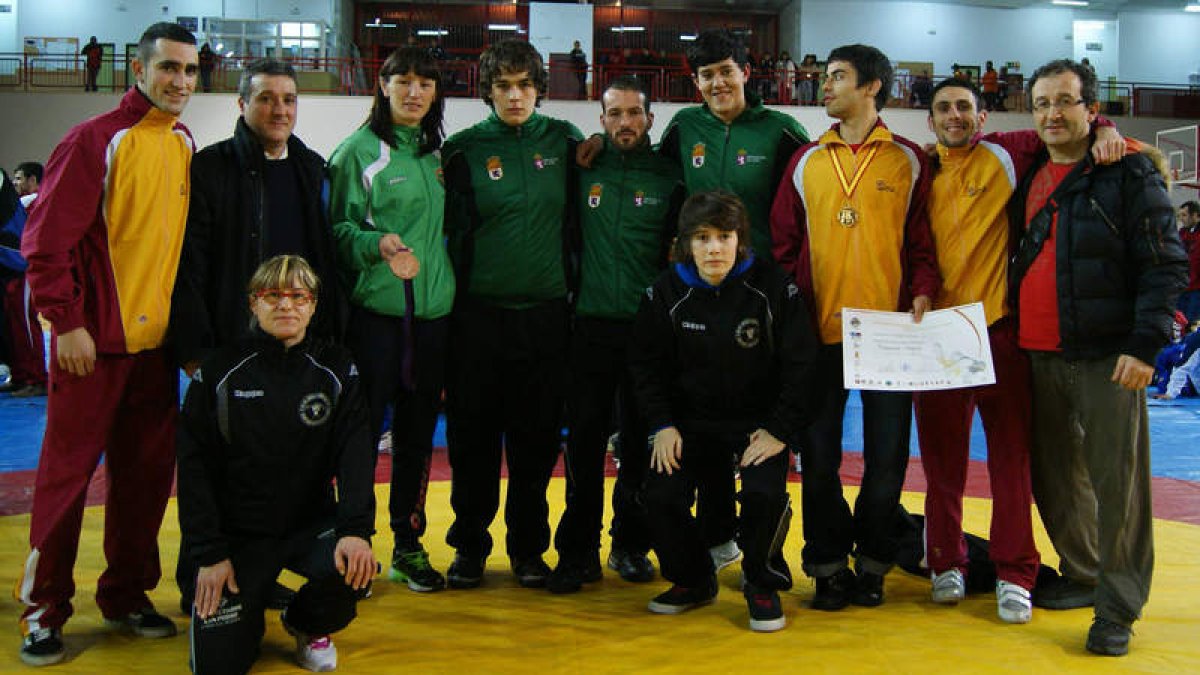 La selección autonómica de lucha posa junto a la gran campeona vasca Maider Unda, bronce en los Juegos de Londres.