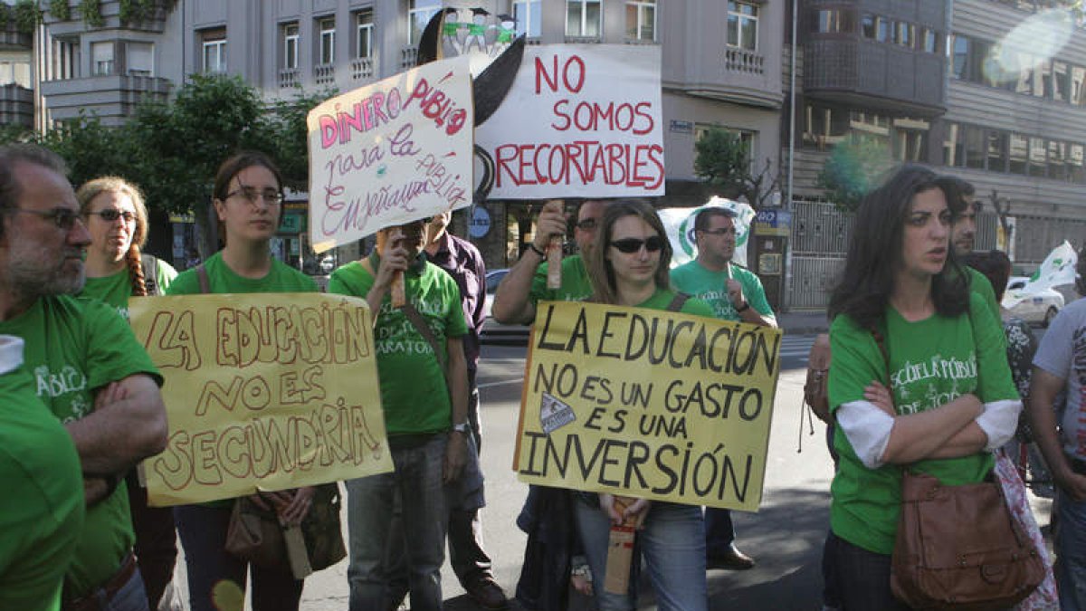 Imagen de algunos de los manifestantes ante la Subdelegación del Gobierno.