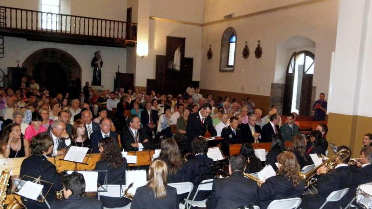 La banda de música ofreció su concierto en el interior de la iglesia por la lluvia.