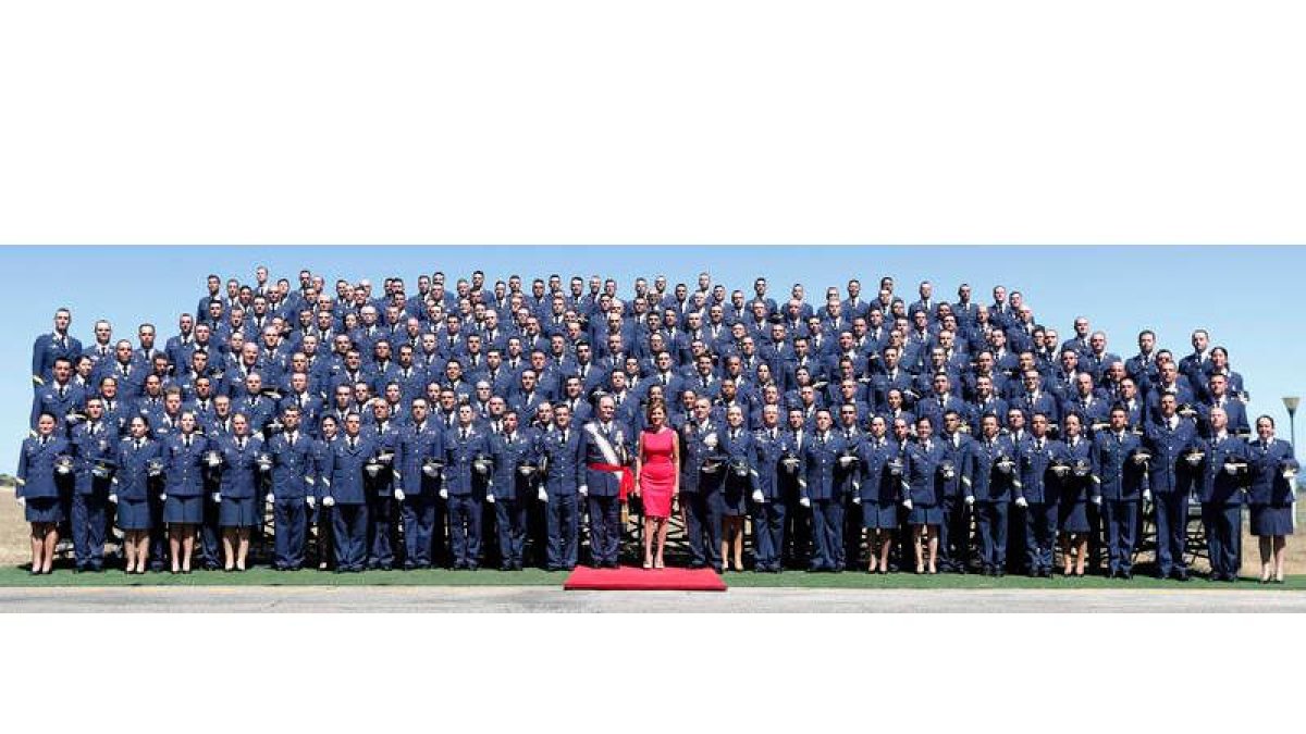 Los 219 sargentos posan para la foto de familia con la ministra de Defensa, María Dolores de Cospedal. JESÚS F. SALVADORES