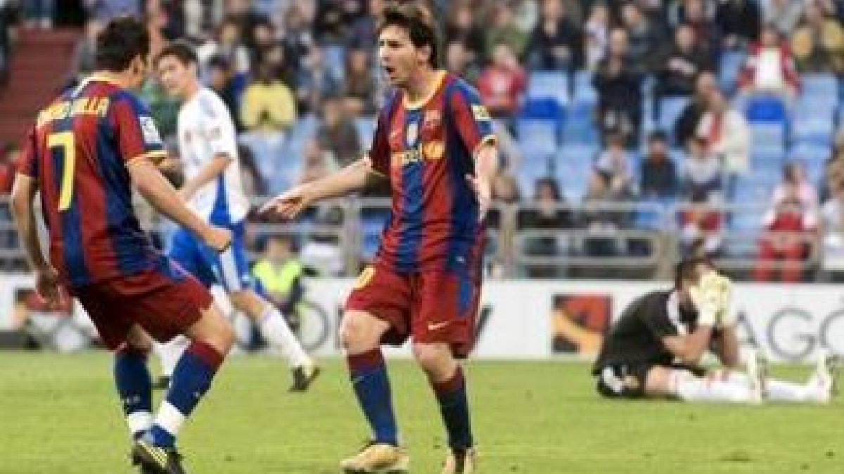 Messi acude junto a David Villa para celebrar su primer gol contra el Zaragoza.
