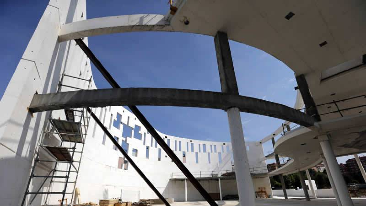 Las obras de construcción de la iglesia evangélica que se estima estará lista el próximo verano.