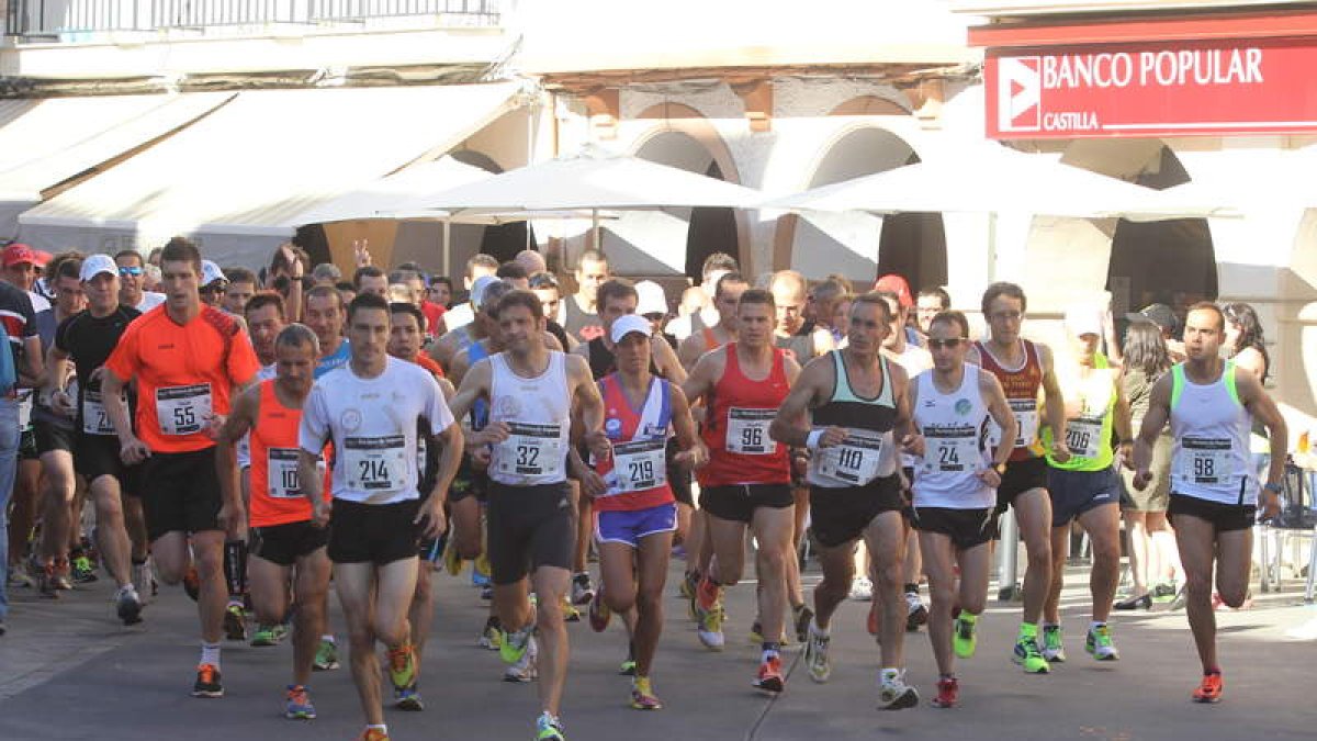 La carrera partió de la Plaza Mayor de Villafranca con más de 200 participantes.