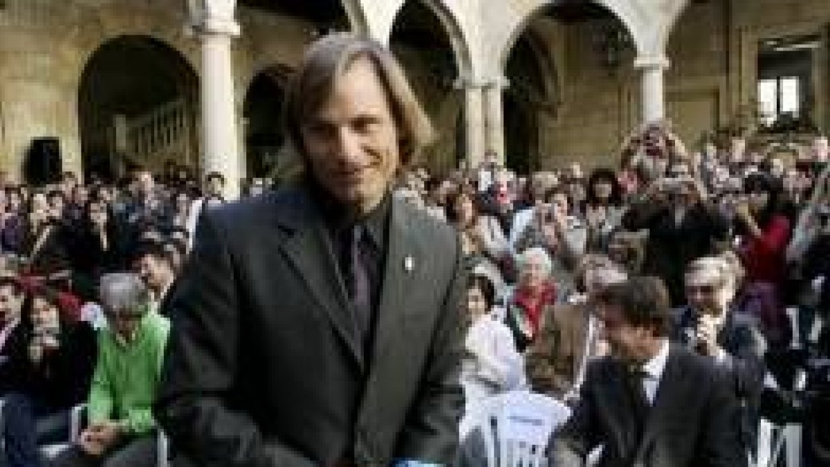 Viggo Mortensen se dirige al atril para leer su discurso de agradecimiento