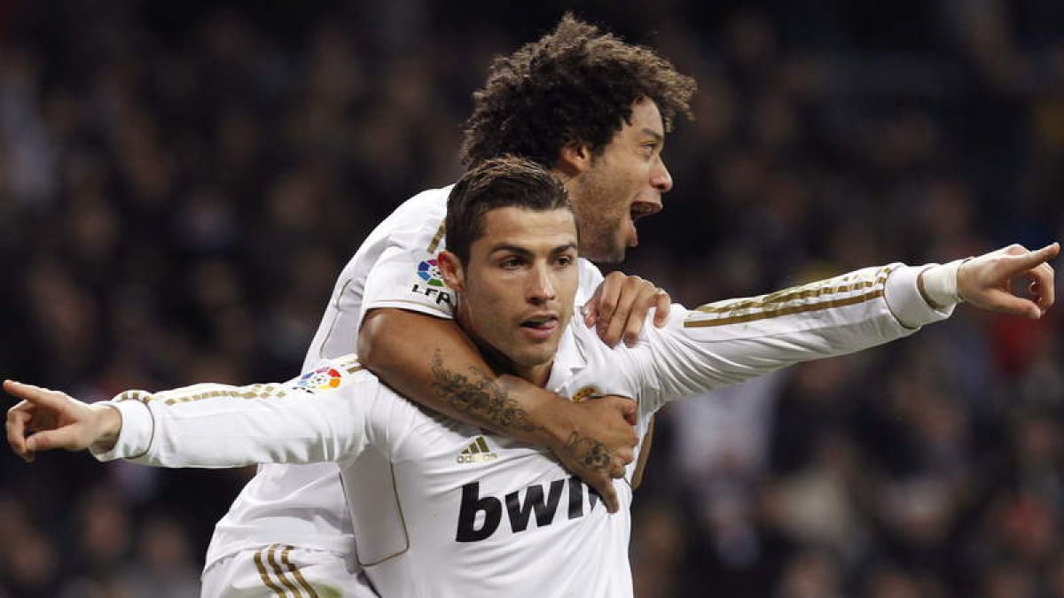 Ronaldo celebra con su compañero, el brasileño Marcelo, el segundo gol del Real Madrid.